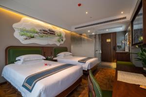 Postel nebo postele na pokoji v ubytování Nost algia S Hotel Near Shanghai Fudan University- The Bund, The Pearl Tower, Free ice cream, mineral water, coffee, snacks and laundry service, Free GYM, English communication well