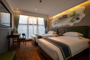 Postel nebo postele na pokoji v ubytování Nost algia S Hotel Near Shanghai Fudan University- The Bund, The Pearl Tower, Free ice cream, mineral water, coffee, snacks and laundry service, Free GYM, English communication well