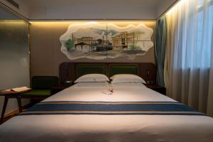 Postel nebo postele na pokoji v ubytování Nost algia S Hotel Near Shanghai Fudan University- The Bund, The Pearl Tower, Free ice cream, mineral water, coffee, snacks and laundry service, Free GYM, English communication well