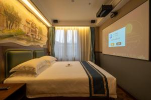 Postel nebo postele na pokoji v ubytování Nost algia S Hotel Near Shanghai Fudan University- The Bund, The Pearl Tower, Free ice cream, mineral water, coffee, snacks and laundry service, Free GYM, English communication well
