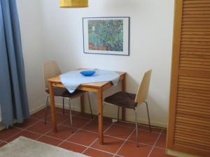 a table with two chairs and a blue bowl on it at Rosa Canina W2 in Kellenhusen