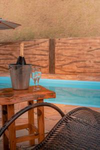 una bottiglia di vino seduta su un tavolo con un bicchiere di vino di Pousada Canto dos Pássaros a Santo Antônio do Pinhal