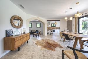 a living room with a table and a dining room at Mazet Brunelly in Paradou