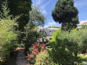 a view of a house from the garden at Villa Joia Molitor - Roland Garros in Boulogne-Billancourt