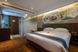 Postel nebo postele na pokoji v ubytování Nost algia S Hotel Near Shanghai Fudan University- The Bund, The Pearl Tower, Free ice cream, mineral water, coffee, snacks and laundry service, Free GYM, English communication well