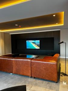 Uma TV ou centro de entretenimento em Hotel Canal Beagle