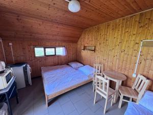 Postel nebo postele na pokoji v ubytování Autokemp Panistávka Žirovnice