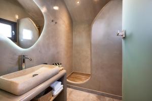 Koupelna v ubytování Terra Vecchia Suites + 26 fotografií