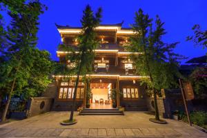 太平镇青城山泉青小院温泉中式民宿的前面有树木的大建筑