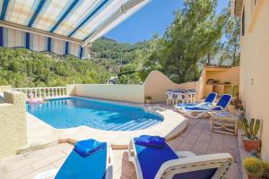 The swimming pool at or close to Marquesa JJ