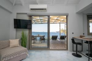 Μια τηλεόραση ή/και κέντρο ψυχαγωγίας στο Beach Villa Cavo- with private sea access