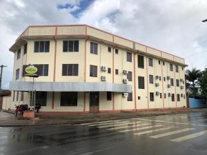 ボア・ヴィスタにあるHotel Idealの大きな白い建物