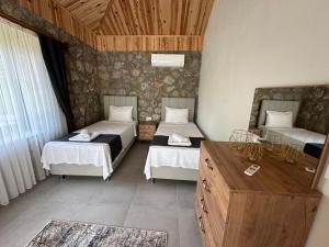 Łóżko lub łóżka w pokoju w obiekcie Adrasan Siderya kuzey villa