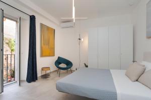 une chambre avec un lit, une chaise et une fenêtre dans l'établissement Taormina Suite Downtown, à Taormine
