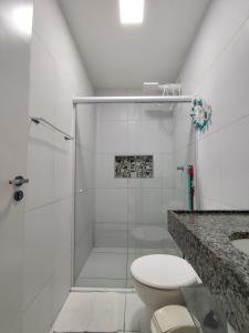 a bathroom with a shower with a toilet and a sink at AP Completo em Garanhuns vista avenida (104) in Garanhuns