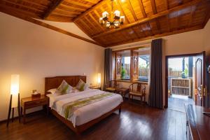 a bedroom with a large bed with a wooden ceiling at 青城山泉青小院温泉中式民宿 in Taiping