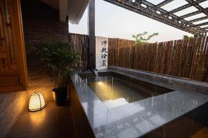 a swimming pool in the middle of a house at 青城山泉青小院温泉中式民宿 in Taiping