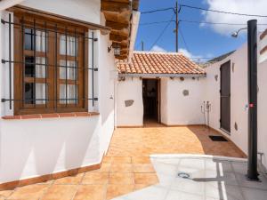 a view of the courtyard of a house with a window at Live Arico El Cortijo Casa Rural con Solarium y Terraza in Arico Viejo