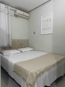 Postel nebo postele na pokoji v ubytování Kitnet 205 no centro com ar condiciona e tv smart