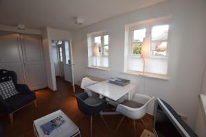 a living room with a white table and chairs at Friesenhof, fr 02 in Rantum