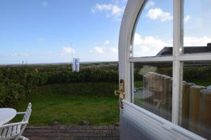 an open door with a view of a yard at Friesenhof, fr 02 in Rantum