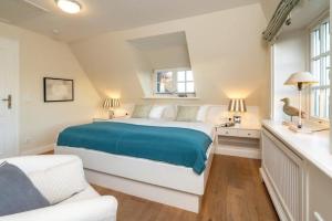 Godewind Haus Godewind, GO02 في رانتوم: غرفة نوم بسرير كبير ونافذة