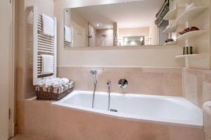 Godewind Haus Godewind, GO02 في رانتوم: حوض استحمام في الحمام مع مرآة كبيرة +26 صورة