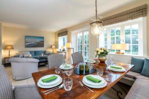 Godewind Haus Godewind, GO02 في رانتوم: غرفة معيشة مع طاولة طعام وغرفة معيشة