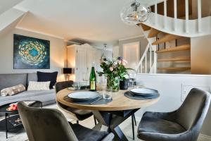 a living room with a dining room table and chairs at Heefkant Haus Heefkant - Apartment 08 in Rantum