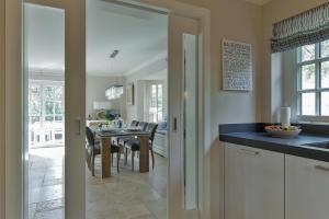 Kuchyň nebo kuchyňský kout v ubytování Raanwaikoje