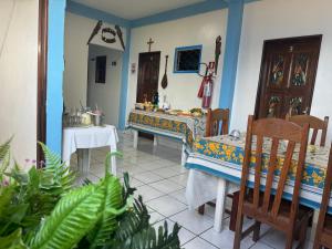 a dining room with a table and a mirror at Pousada Vilasboas in Parintins