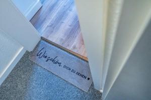 a door step with the words wisdom wont be seen at Söl'ring Hüs "kleiner traum rantum" in Rantum