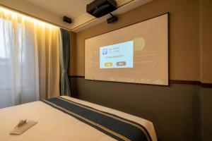 Postel nebo postele na pokoji v ubytování Nost algia S Hotel Near Shanghai Fudan University- The Bund, The Pearl Tower, Free ice cream, mineral water, coffee, snacks and laundry service, Free GYM, English communication well