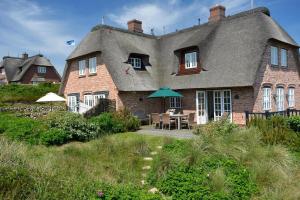 Cette grande maison en briques est dotée d'un toit de chaume. dans l'établissement Godewind Haus Godewind, GO01, à Rantum