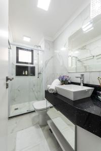 Ένα μπάνιο στο Rosemari's Apartments Sao Joao
