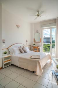 A bed or beds in a room at Hotel Universal