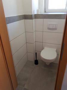 a small bathroom with a toilet and a window at Gemütliche Monteurunterkunft in Geislingen an der Steige