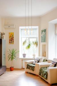 a living room with a couch and a window at Апартаменти 3-кімнатні в центрі, метро Театральна in Kyiv