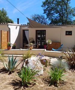 a house with a tent in a yard at La Colinière, Chambre d'hôtes in Aix-en-Provence