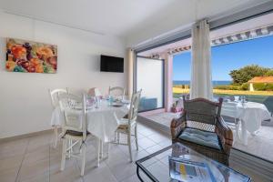 a dining room with a table and a view of the ocean at Bord de mer, rez-de-terrasse pour 4, Pornic in La Birochere +17 photos