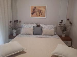 Una cama o camas en una habitación de Olena Apartment