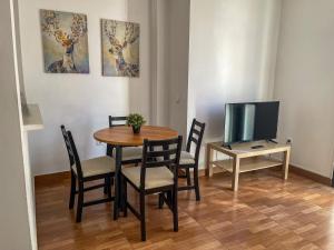 Televízia a/alebo spoločenská miestnosť v ubytovaní Malaga's Garden