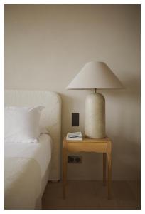 Ένα ή περισσότερα κρεβάτια σε δωμάτιο στο Hôtel Le Versailles +20 φωτογραφίες