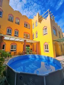 Bassein majutusasutuses Sharjah B&B või selle lähedal