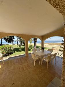 una sala da pranzo con tavolo e sedie e la spiaggia di CHALET - Vista al atardecer By WATERMELON a La Manga del Mar Menor