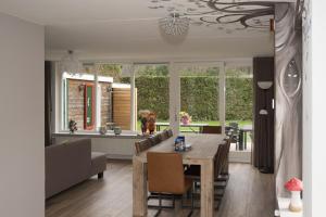 a living room with a table and a couch at Groepsaccommodatie Kom in de Bedstee Sprookje in Winterswijk