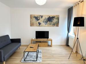 米卢斯RS-1 - Chaleureux 2 pièces au 1er étage tout équipé 1-3 pers的客厅里有一张沙发和一台电视