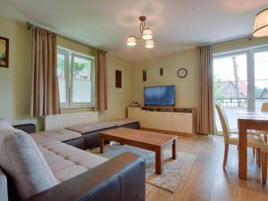 Telewizja i/lub zestaw kina domowego w obiekcie Apartament NavyBlue z widokiem na góry