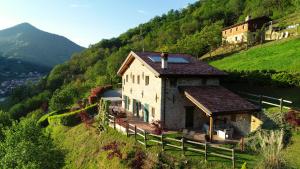dom na zboczu wzgórza w obiekcie Agriturismo Casarai w mieście Zone