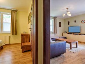 Telewizja i/lub zestaw kina domowego w obiekcie Apartament NavyBlue z widokiem na góry